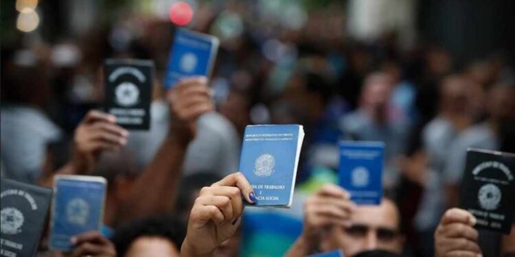 Pernambuco gera 12,6 mil empregos em agosto e alcança 3º lugar no Brasil