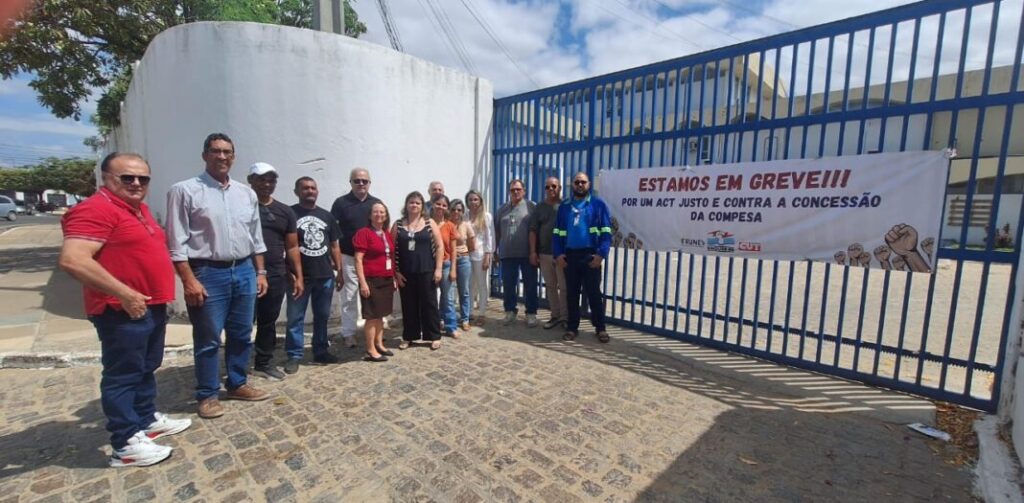 Trabalhadores da Compesa em Petrolina entram em greve contra falta de acordo e privatização
