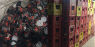 Polícia apreende engradados com bebidas falsificadas prontas para venda