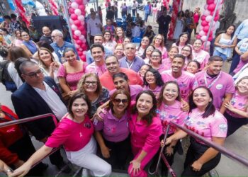 Raquel anuncia compra de hospital durante visita à Carreta da Mulher