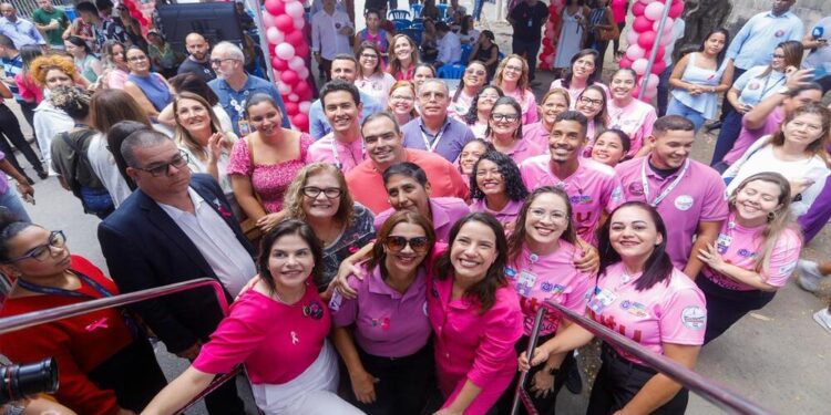 Raquel anuncia compra de hospital durante visita à Carreta da Mulher