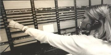 Segundo IBGE, Brasil tem 42,4 mil telefonistas e 361,4 mil em call centers