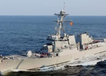 Destróier USS Gravely, destacado pelos EUA para seguir em direção à Venezuela