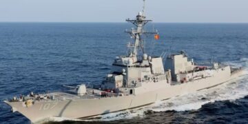 Destróier USS Gravely, destacado pelos EUA para seguir em direção à Venezuela