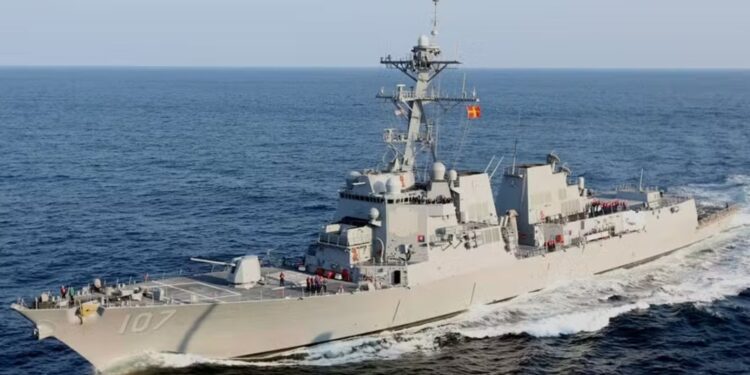 Destróier USS Gravely, destacado pelos EUA para seguir em direção à Venezuela