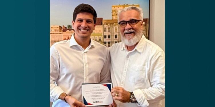 O prefeito do Recife, João Campos (PSB), e o blogueiro Jamildo Melo (à dir.)