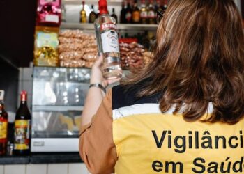 Polícia Civil e Vigilância Sanitária fiscalizam bares após intoxicações por metanol