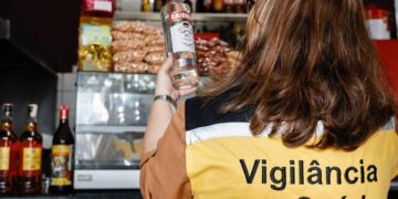 Polícia Civil e Vigilância Sanitária fiscalizam bares após intoxicações por metanol