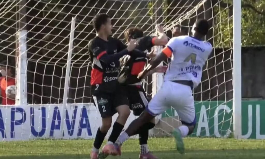 Jogador chama outro de “macaco” leva soco e é demitido de clube no Paraná