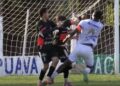 O zagueiro Paulo Vitor do Nacional-PR e o volante Diego, do Batel.