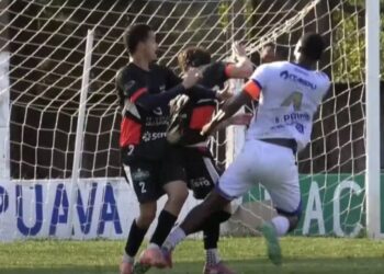 O zagueiro Paulo Vitor do  Nacional-PR e o volante Diego, do Batel.