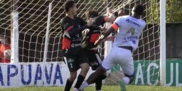 O zagueiro Paulo Vitor do  Nacional-PR e o volante Diego, do Batel.