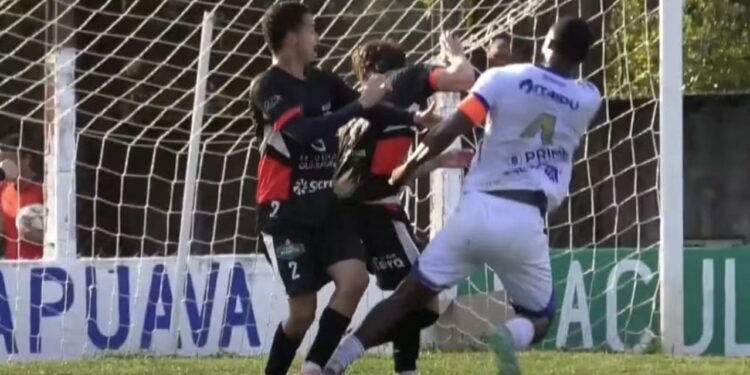 O zagueiro Paulo Vitor do  Nacional-PR e o volante Diego, do Batel.