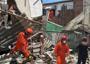 Bombeiros e cão farejador buscam cadeirante desaparecida após explosão em Olinda