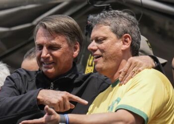 O ex-presidente Jair Bolsonaro e o governador de SP, Tarcísio de Freitas