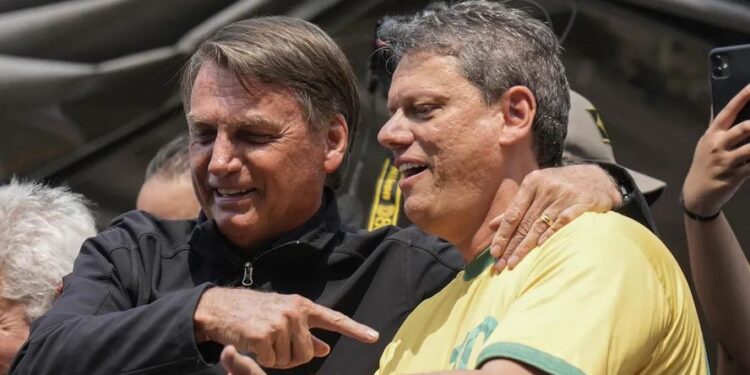 O ex-presidente Jair Bolsonaro e o governador de SP, Tarcísio de Freitas