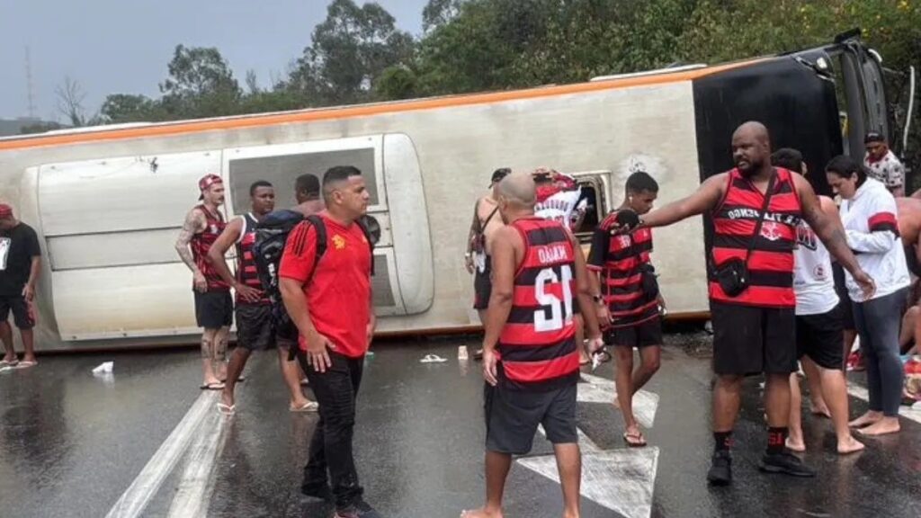 Ônibus com torcedores do Flamengo tomba a caminho da Argentina e deixa feridos