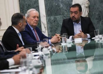 O ministro Ricardo Lewandowski (esq.) e o governador Cláudio Castro