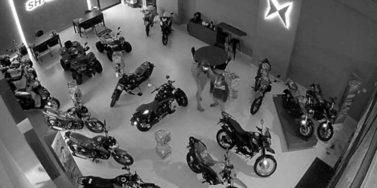 Criminosos arrombam loja de motos em Caruaru durante a madrugada