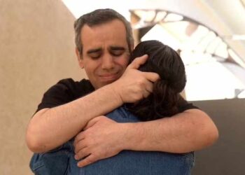 Omri Miran se encontra com a mulher após ficar refém do Hamas por dois anos na Faixa de Gaza