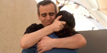 Omri Miran se encontra com a mulher após ficar refém do Hamas por dois anos na Faixa de Gaza