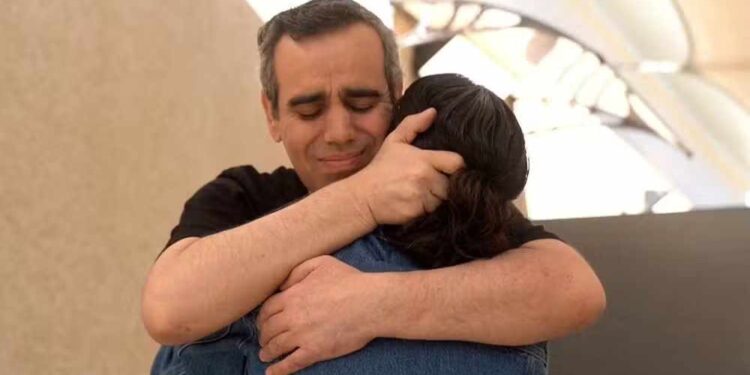 Omri Miran se encontra com a mulher após ficar refém do Hamas por dois anos na Faixa de Gaza