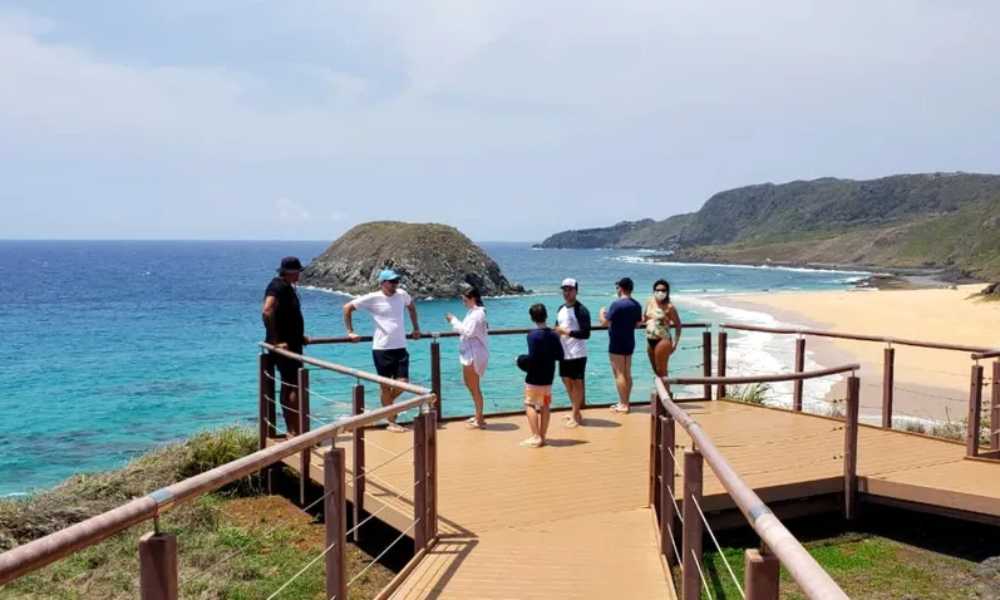 Administração de Noronha diz que controla permanência dos turistas