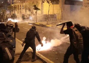 Manifestantes entram em confronto com policiais antidistúrbio durante protesto contra o presidente interino do Peru