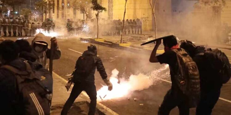 Manifestantes entram em confronto com policiais antidistúrbio durante protesto contra o presidente interino do Peru