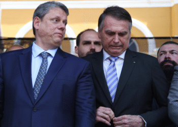 O governador de São Paulo, Tarcísio de Freitas (Rep.), e o ex-presidente Bolsonaro (PL).