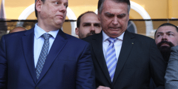 O governador de São Paulo, Tarcísio de Freitas (Rep.), e o ex-presidente Bolsonaro (PL).