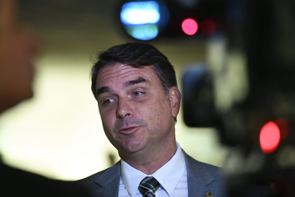 Decisão de Moraes pode impactar pré-candidatura de Flávio Bolsonaro
