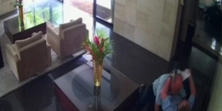 Câmeras de segurança registraram o momento da agressão