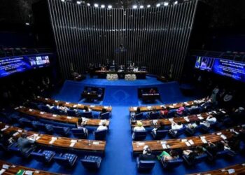 O placar final terminou com 6 votos para Contarato e cinco para Mourão