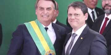 Jair Bolsonaro (PL) e Tarcísio de Freitas (Republicanos) (esq. p/ dir.)