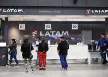 Passageiros se concentram no balcão da Latam no aeroporto de Santiago