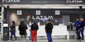 Passageiros se concentram no balcão da Latam no aeroporto de Santiago