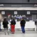 Passageiros se concentram no balcão da Latam no aeroporto de Santiago
