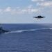 F-18 se aproxima do USS Gerald Ford com Mahan e Bainbridge ao fundo