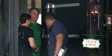 Ex-presidente Jair Bolsonaro (PL) recebe visita do deputado Nikolas Ferreira (PL-MG)