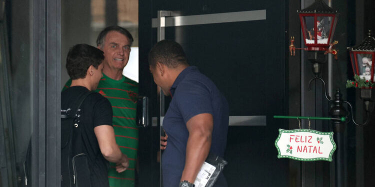 Ex-presidente Jair Bolsonaro (PL) recebe visita do deputado Nikolas Ferreira (PL-MG)