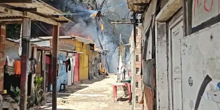 Incêndio no Recife deixou cinco mortos e atingiu 20 casas