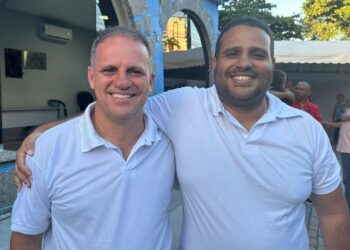 Luiz Torres (esq) e Carlos Raul (dir) comemoram vitória