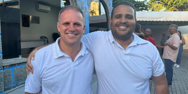 Luiz Torres (esq) e Carlos Raul (dir) comemoram vitória