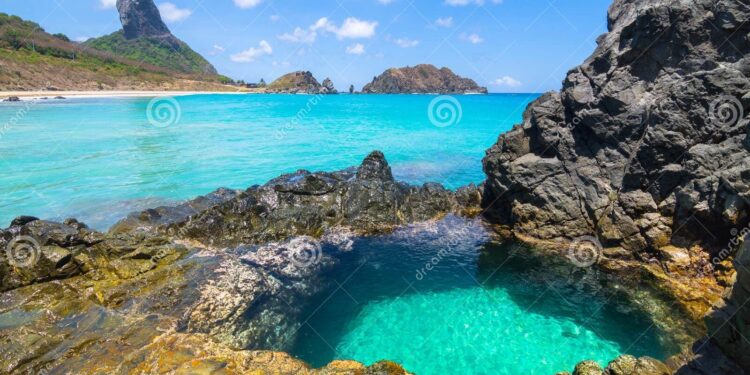 o "Buraco do Galego", piscina natural da Praia do Cachorro, em Fernando de Noronha