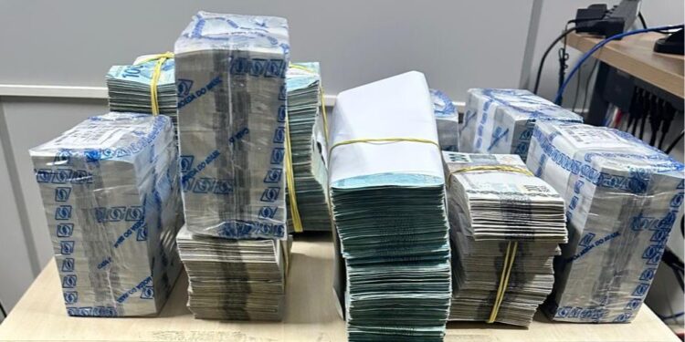 Polícia Federal prende dois homens com R$ 1,5 milhão