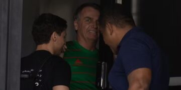 Alexandre de Moraes determinou manifestação após deputado ser flagrado com aparelho