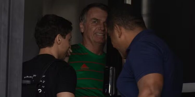 Alexandre de Moraes determinou manifestação após deputado ser flagrado com aparelho