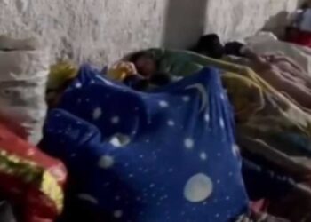 Catadores dormem do lado de fora de show da vaquejada em Garanhuns