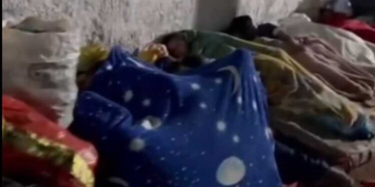 Catadores dormem do lado de fora de show da vaquejada em Garanhuns